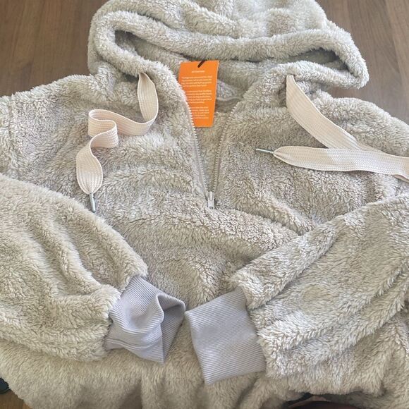 NWT fuzzy super soft Sherpa teddy hoodie. Lt tan with elastic cuff & waist - Picture 3 of 7
